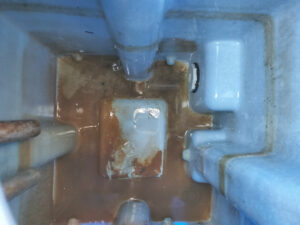 消臭剤タンク清掃前